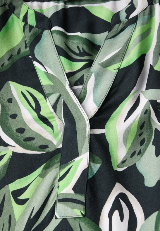 Bluse mit Blätterdruck und V-Ausschnitt