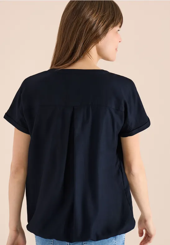 Marineblaue Bluse mit Schlitzkragen und kurzen Ärmeln