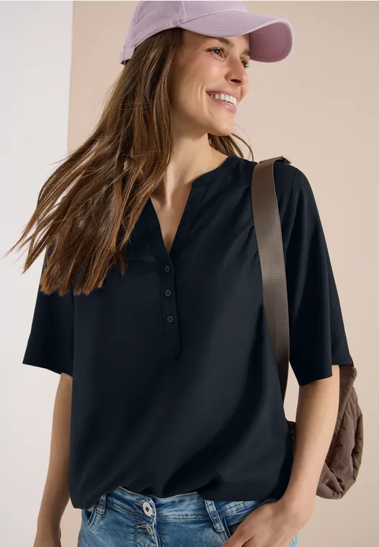 Marineblaue Bluse mit Schlitzkragen und kurzen Ärmeln