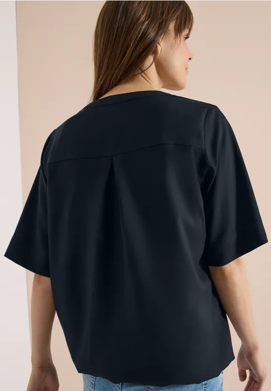 Marineblaue Bluse mit Schlitzkragen und kurzen Ärmeln