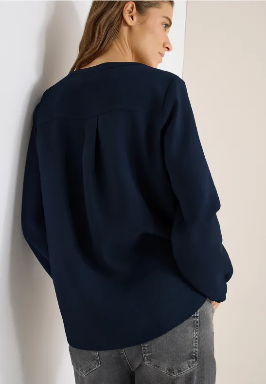 Klassische Chambray Bluse mit V-Ausschnitt