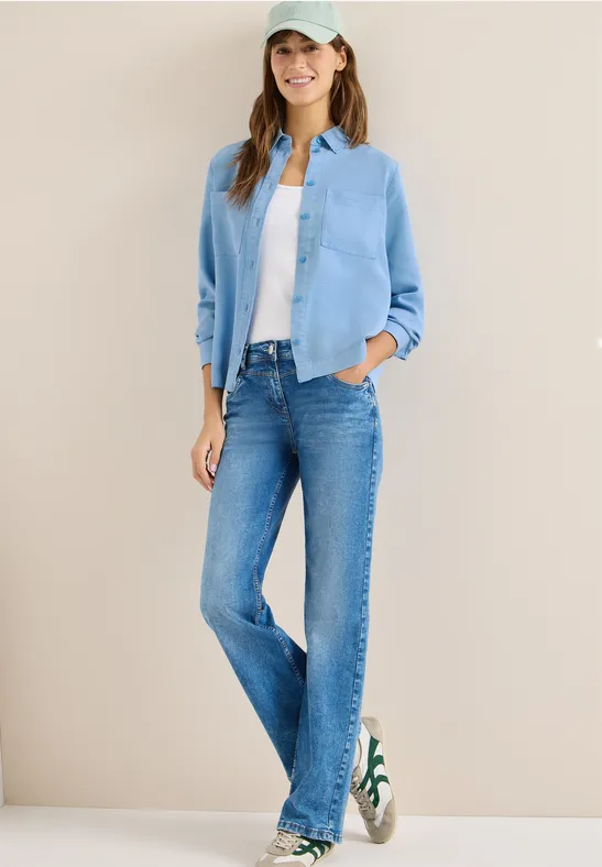 Hellblaues Hemd im Denim-Stil