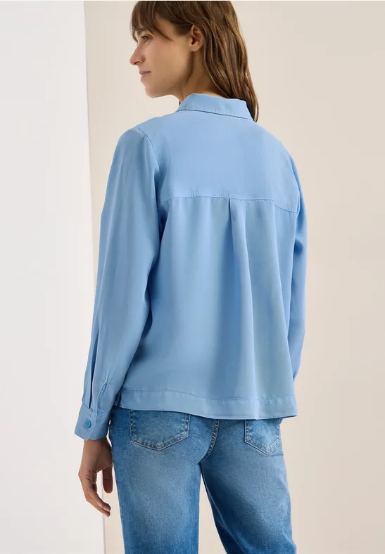 Hellblaues Hemd im Denim-Stil