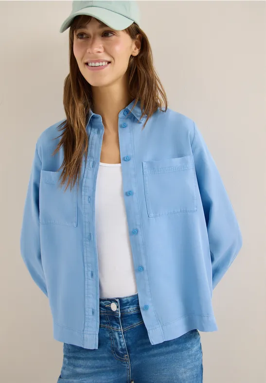 Hellblaues Hemd im Denim-Stil