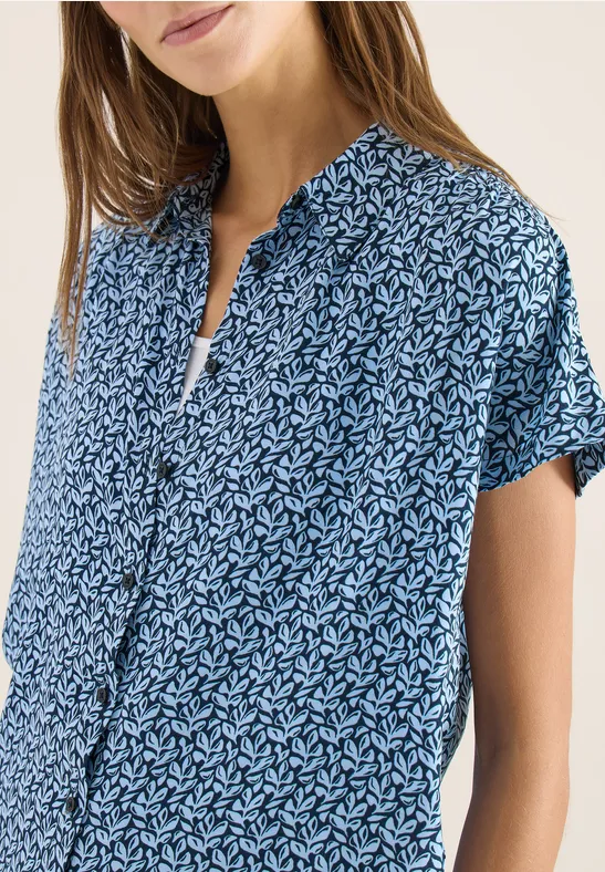 Bluse mit Blätterdruck und Knopfleiste