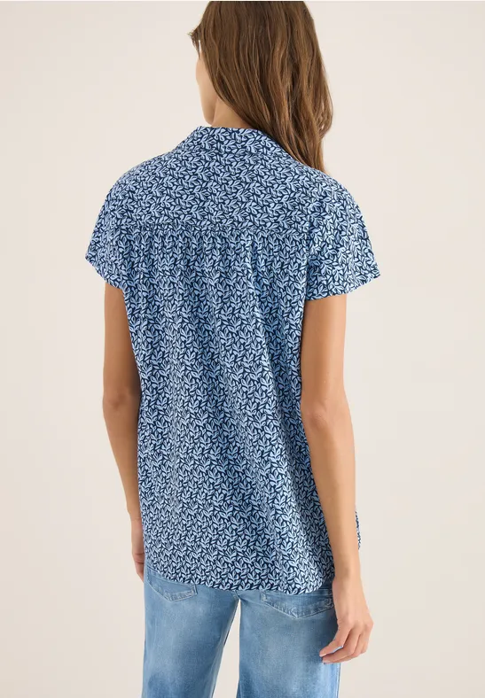 Bluse mit Blätterdruck und Knopfleiste