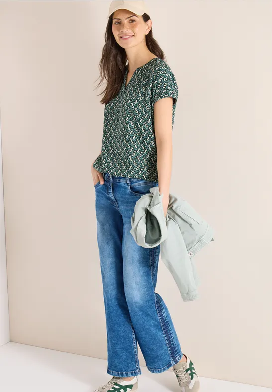 Bluse mit Blätterdruck und Schlitzkragen