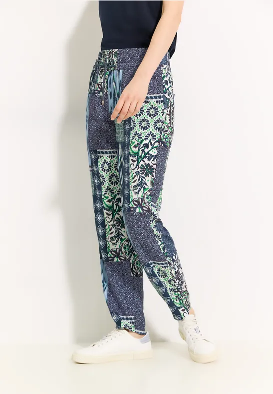 Joggpants mit Patchwork-Print und lockerer Passform