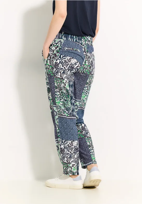 Joggpants mit Patchwork-Print und lockerer Passform