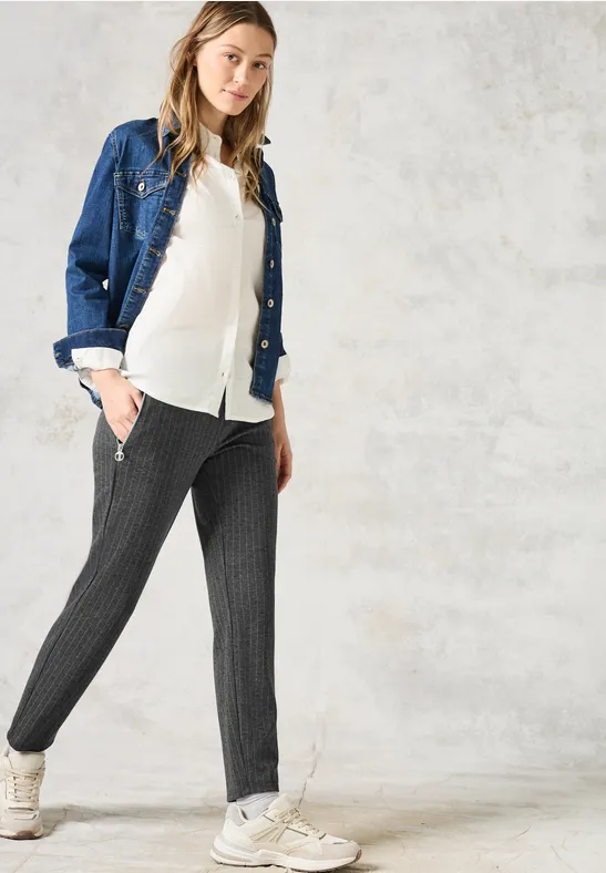 Lässige Pinstripe-Stretchhose mit bequemer Passform