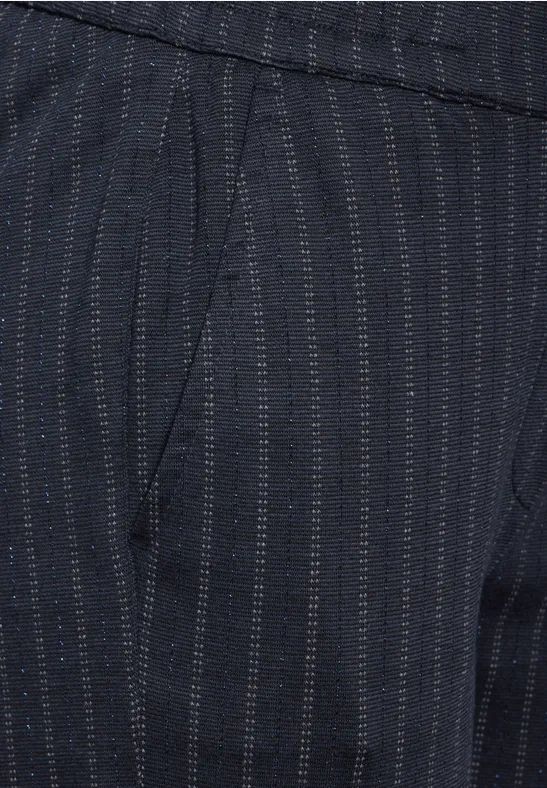 Schmale Nadelstreifenhose mit Gummibund