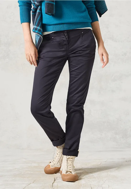 Schmale Chino-Hose mit Knopfleiste