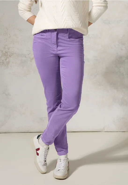 Schlank geschnittene Hose im Samt-Look