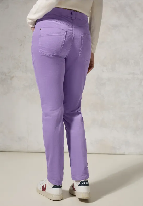 Schlank geschnittene Hose im Samt-Look