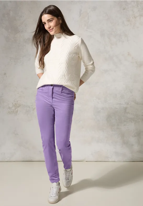 Schlank geschnittene Hose im Samt-Look