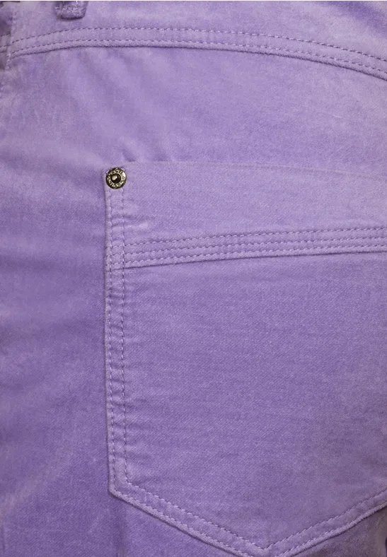 Schlank geschnittene Hose im Samt-Look
