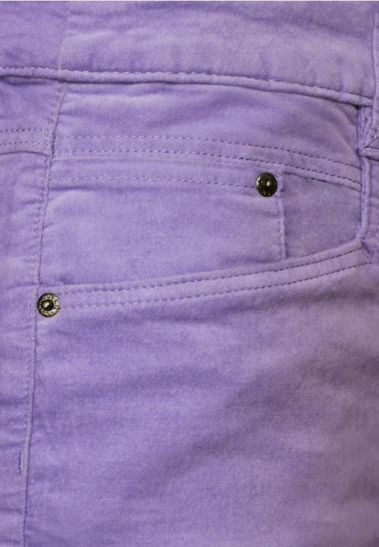 Schlank geschnittene Hose im Samt-Look