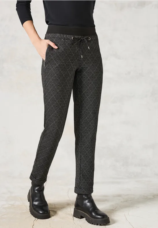 Bedruckte schmal geschnittene Freizeithose