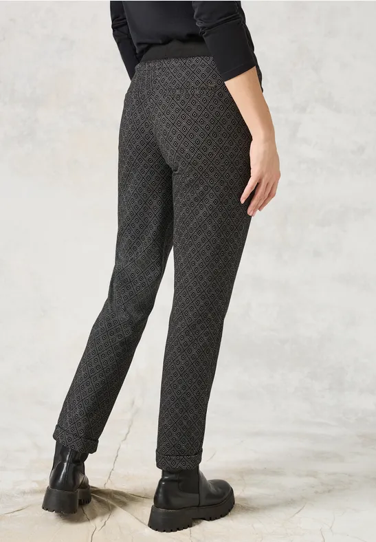 Bedruckte schmal geschnittene Freizeithose