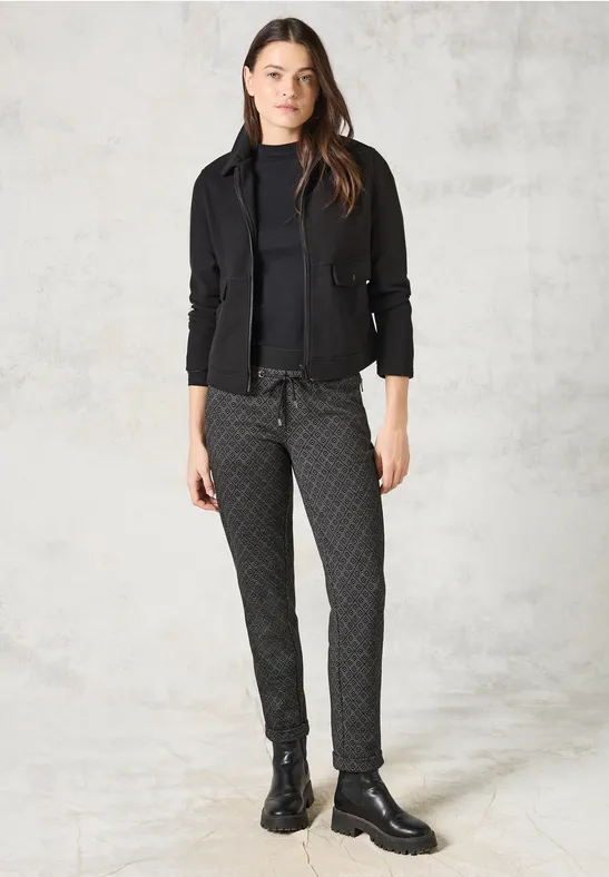 Bedruckte schmal geschnittene Freizeithose