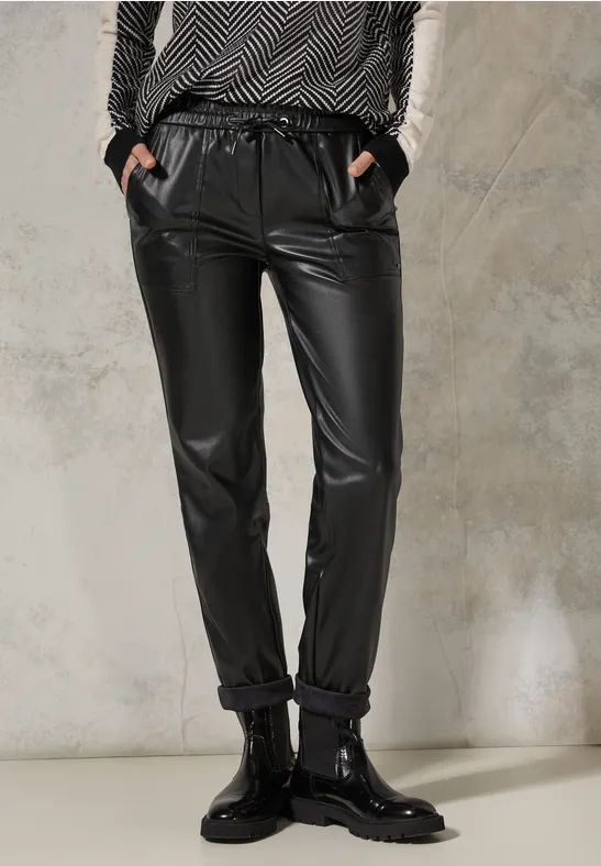 Legere Hose im Lederlook