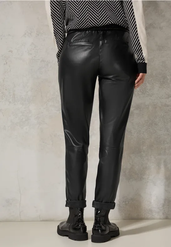 Legere Hose im Lederlook