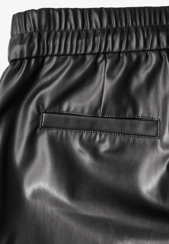 Legere Hose im Lederlook