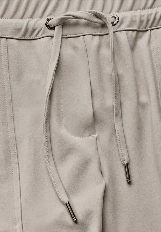 Lässige Hose mit Kordelzug in Beige