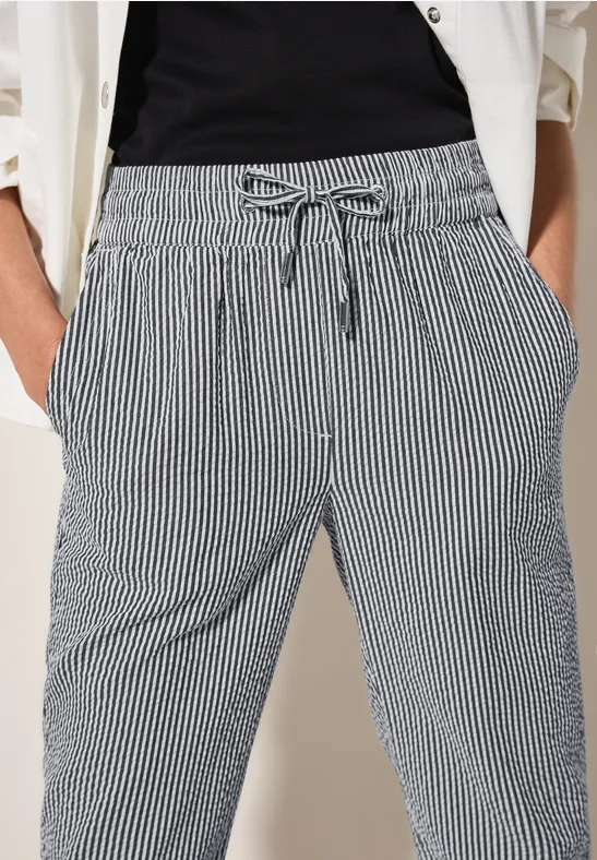 Lässige gestreifte Seersucker-Hose mit Kordelzug