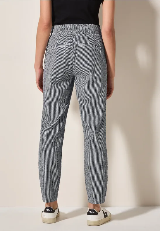 Lässige gestreifte Seersucker-Hose mit Kordelzug
