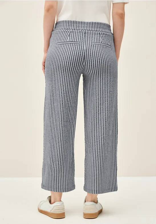Gestreifte Seersucker Hose mit weitem Bein