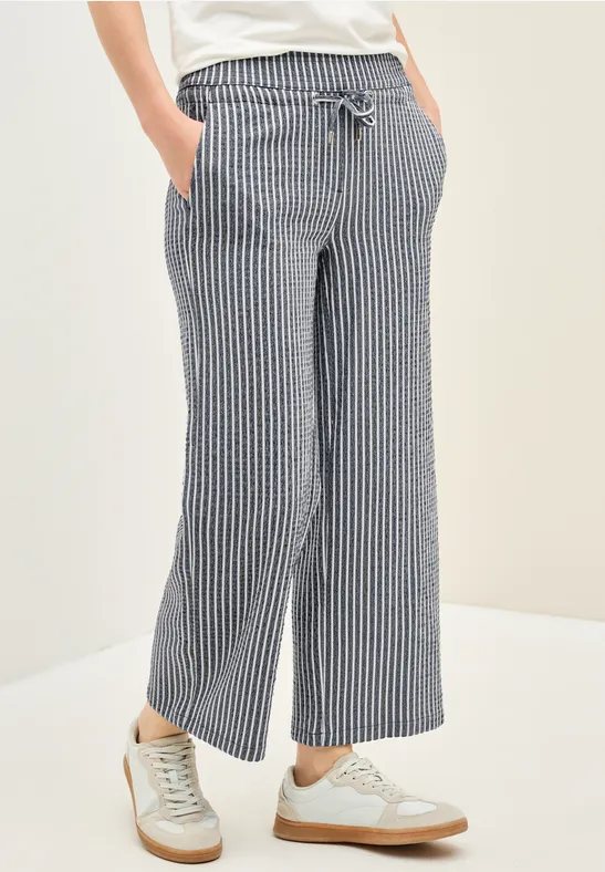 Gestreifte Seersucker Hose mit weitem Bein