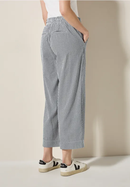 Gestreifte Seersucker Hose mit weitem Bein