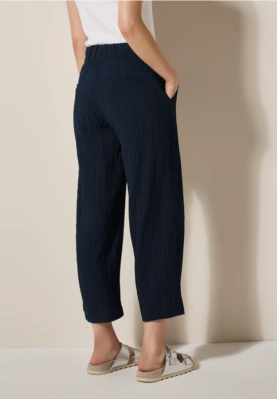 Weite strukturierte Cropped-Hose