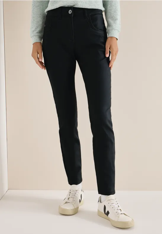 Beschichtete, schmal geschnittene Hose in Schwarz
