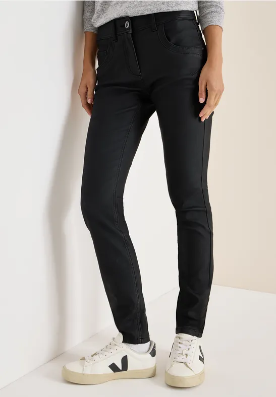 Beschichtete, schmal geschnittene Hose in Schwarz