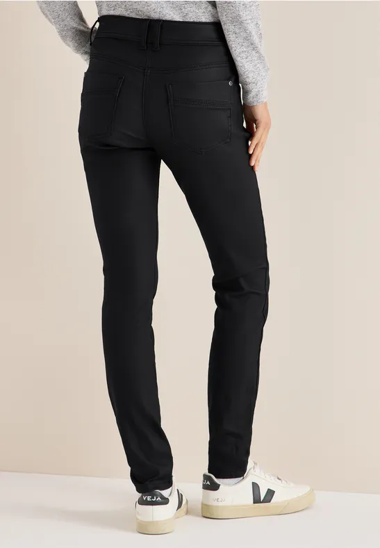 Beschichtete, schmal geschnittene Hose in Schwarz