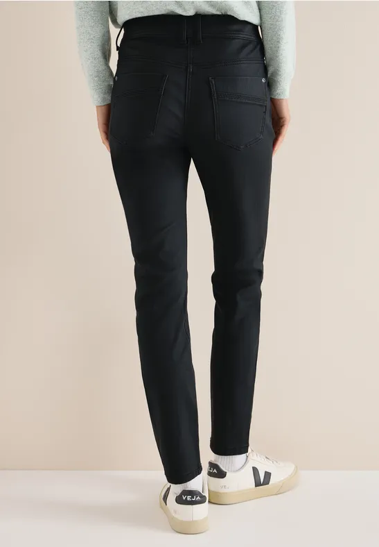 Beschichtete, schmal geschnittene Hose in Schwarz