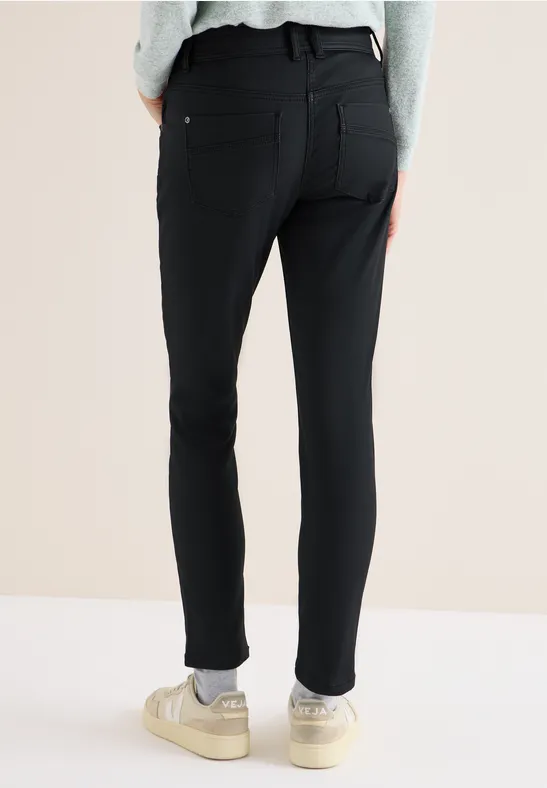 Beschichtete, schmal geschnittene Hose in Schwarz