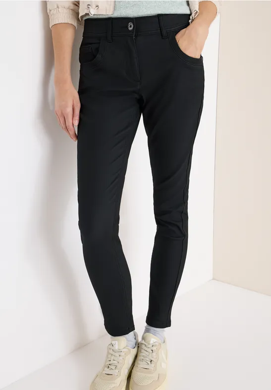 Beschichtete, schmal geschnittene Hose in Schwarz
