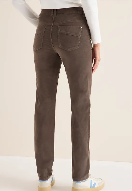 Schmal geschnittene Cordhose mit mittlerer Taille