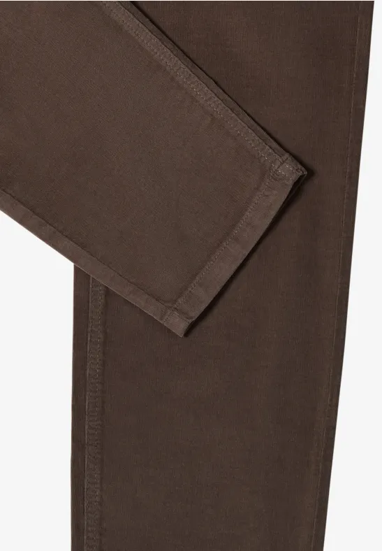 Schmal geschnittene Cordhose mit mittlerer Taille