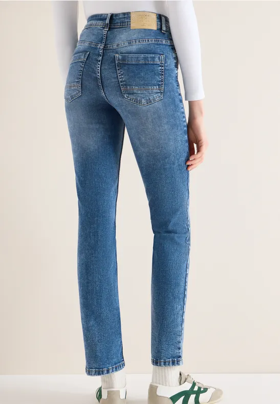 Jeans mit geradem Bein und dunkler Waschung