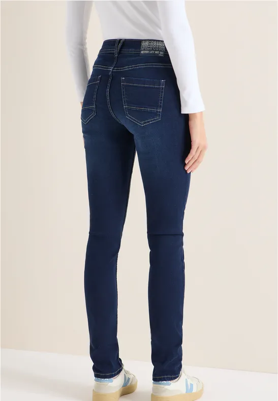 Jeans mit geradem Bein und dunkler Waschung