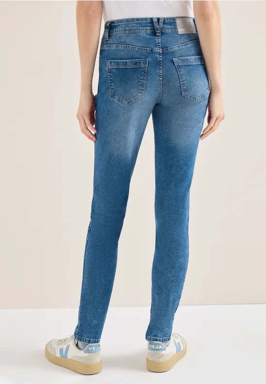 Jeans mit geradem Bein und dunkler Waschung