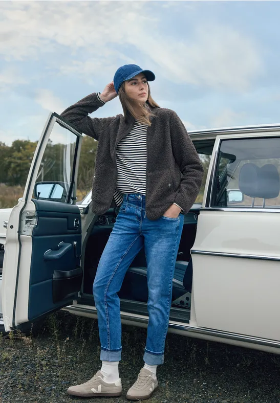 Jeans mit geradem Bein und dunkler Waschung