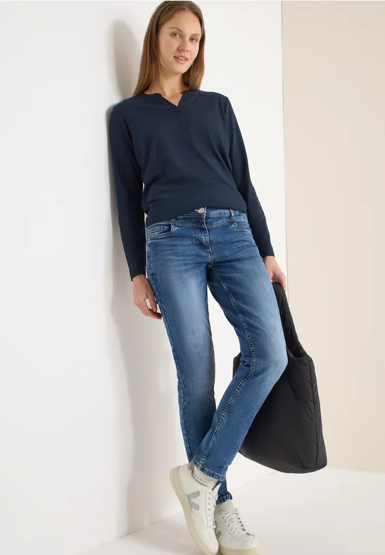 Jeans mit geradem Bein und dunkler Waschung