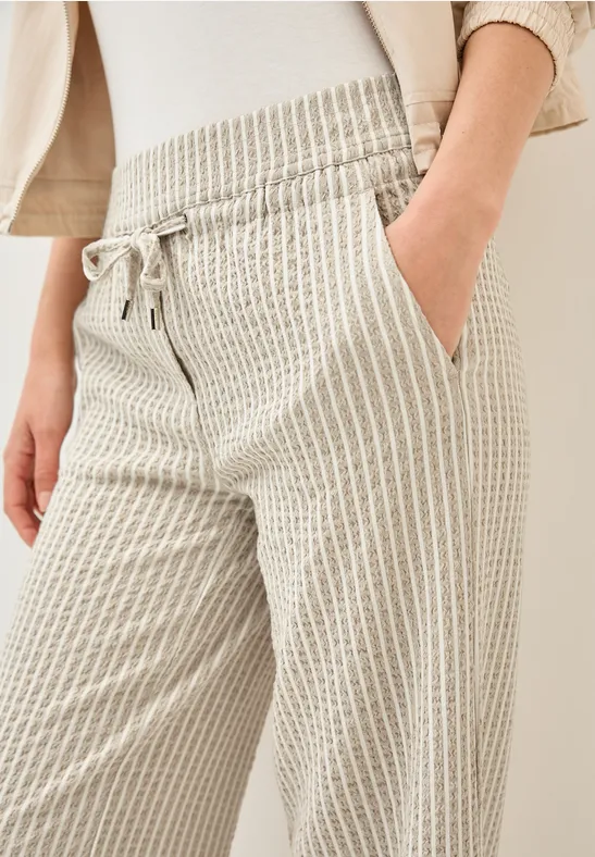 Gestreifte Seersucker Hose mit weitem Bein