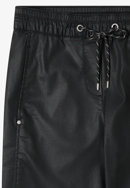 Beschichtete Hose mit weitem Bein und Kordelzug