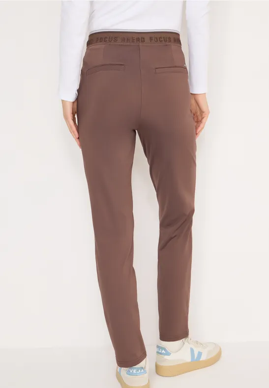 Lässige braune Hose mit mittlerer Bundhöhe